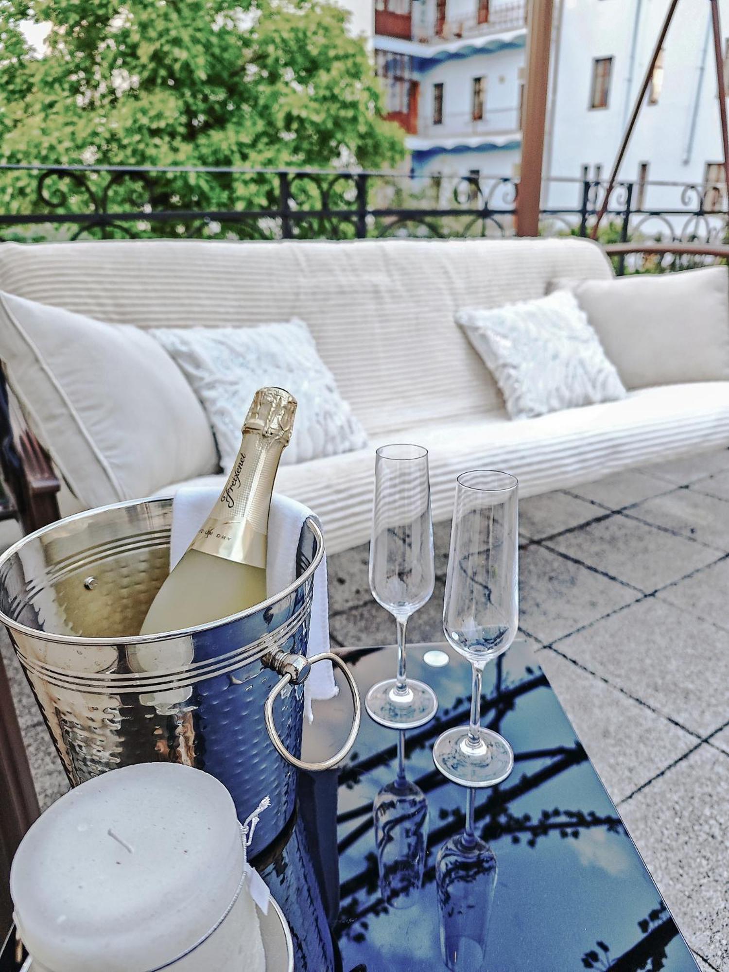Villa With Hot-Tub, Terrace And Garden, Wenceslass Square Прага Экстерьер фото